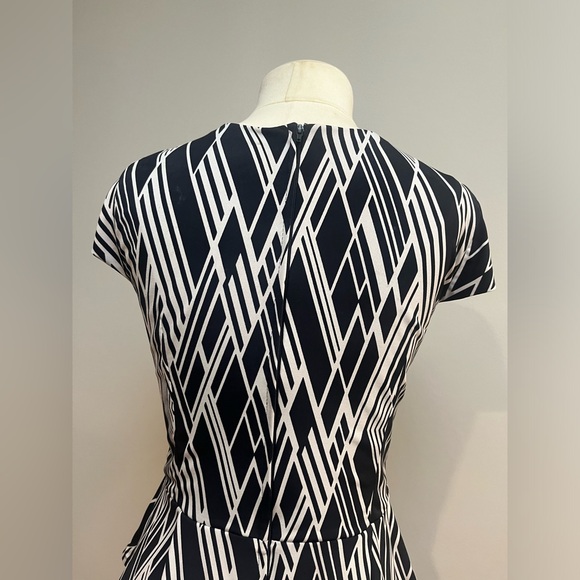 TIFFANYSLABEL BLACK & WHITE PRINT PEPLUM TOP SIZE MEDIUM W/CAP SLEEVES - Picture 6 of 6